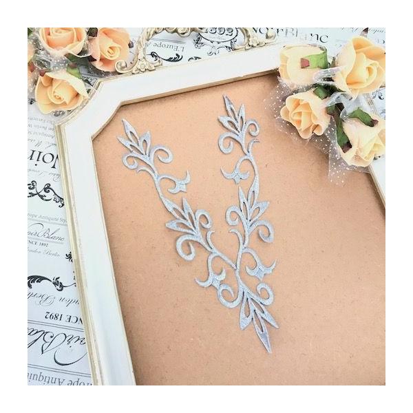 エレガントなアイロン接着できるシルバーのネックライン ワッペンモチーフです。新体操、バレエ、レオタード、バトントワリング 、ドレス、ステージ衣装などに飾り付けるモチーフです。レオタードなどの好きな位置に、好きなデザインで貼り付けて、スパンコ...