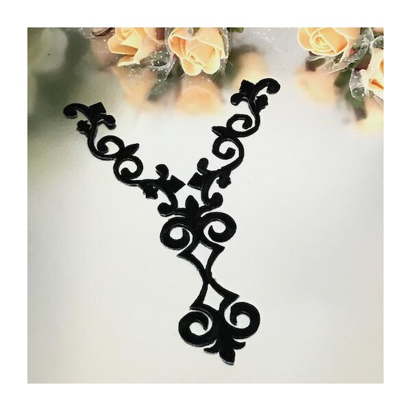 エレガントなブラックのネックライン形のワッペンモチーフです。新体操、バレエ衣装、レオタード、バトントワリング 、ドレス、ステージ衣装などに飾り付けるモチーフです。レオタードなどの好きな位置に、好きなデザインで貼り付けて、スパンコールとライン...