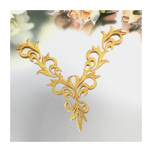 エレガントなスモールサイズのゴールドのネックライン形のワッペンモチーフです。新体操、バレエ、レオタード、バトントワリング 、ドレス、ステージ衣装などに飾り付けるモチーフです。レオタードなどの好きな位置に、好きなデザインで貼り付けて、スパンコ...