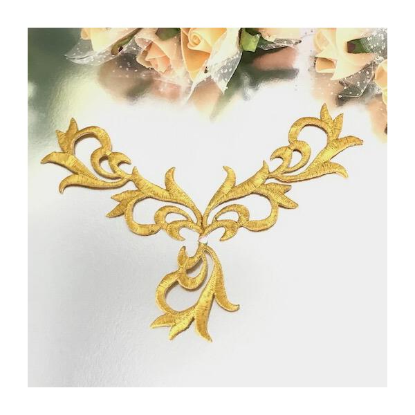 エレガントなスモールサイズのゴールドのネックライン形のワッペンモチーフです。新体操、バレエ、レオタード、バトントワリング 、ドレス、ステージ衣装などに飾り付けるモチーフです。レオタードなどの好きな位置に、好きなデザインで貼り付けて、スパンコ...