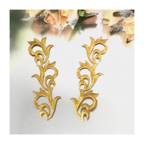 アイロン接着できるゴールドの刺繍モチーフセットです。お洋服、ドレス、舞台衣装、バレエコスチューム、小物、バトントワリング、レオタード、ドレス、ステージ衣装などにお使い頂けます。※ アイロン接着or縫い付けも可能サイズ：H15cm W4.5c...