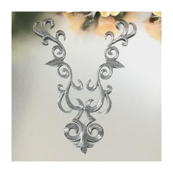 アイロン接着できるシルバーのネックライン形のワッペンモチーフになります。新体操、社交ダンス、バトントワリング、レオタード、ベリーダンス、フィギュアスケート、バレエ衣装、服飾、ステージ衣装、手作り制作などにお使いいただけます。アイロン接着or...