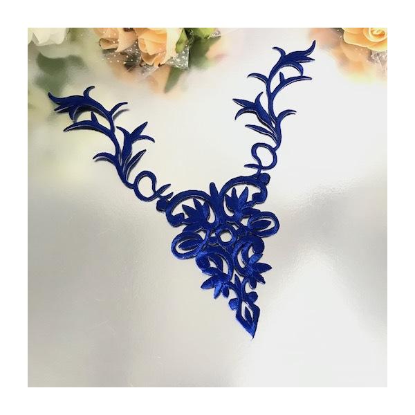 エレガントなロイヤルブルーのネックライン形のワッペンモチーフです。新体操、バレエ、レオタード、バトントワリング 、ドレス、ステージ衣装などに飾り付けるモチーフです。レオタードなどの好きな位置に、好きなデザインで貼り付けて、スパンコールとライ...