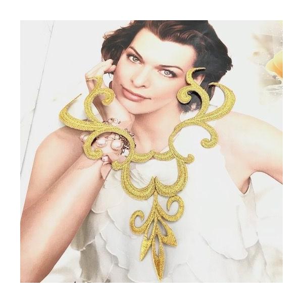 エレガントなスモールサイズのゴールドのネックライン形のワッペンモチーフです。新体操、バレエ、レオタード、バトントワリング 、ドレス、ステージ衣装などに飾り付けるモチーフです。レオタードなどの好きな位置に、好きなデザインで貼り付けて、スパンコ...