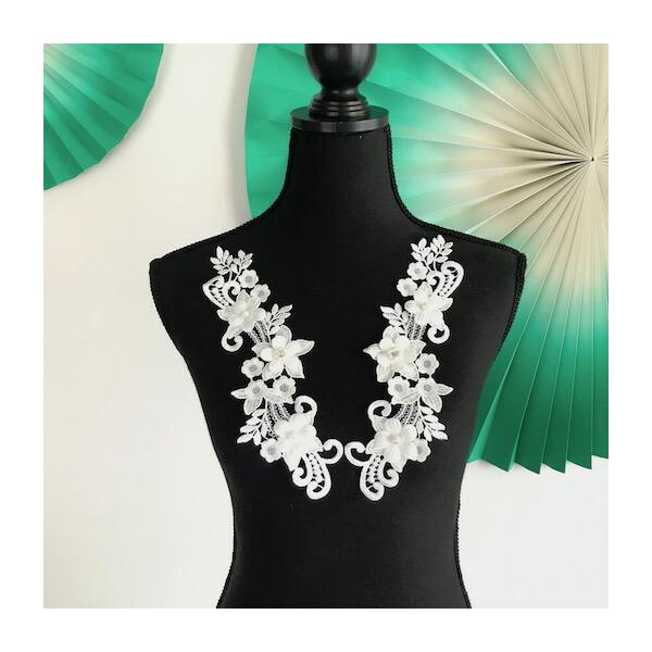 お花のパールとストーン付き刺繍モチーフです。新体操、社交ダンス、バトントワリング、レオタード、ベリーダンス、フィギュアスケート、バレエ衣装、ドレス、服飾、ステージ衣装、ハンドメイド材料などにお使いいただけます。サイズ：H25cm W8cmカ...