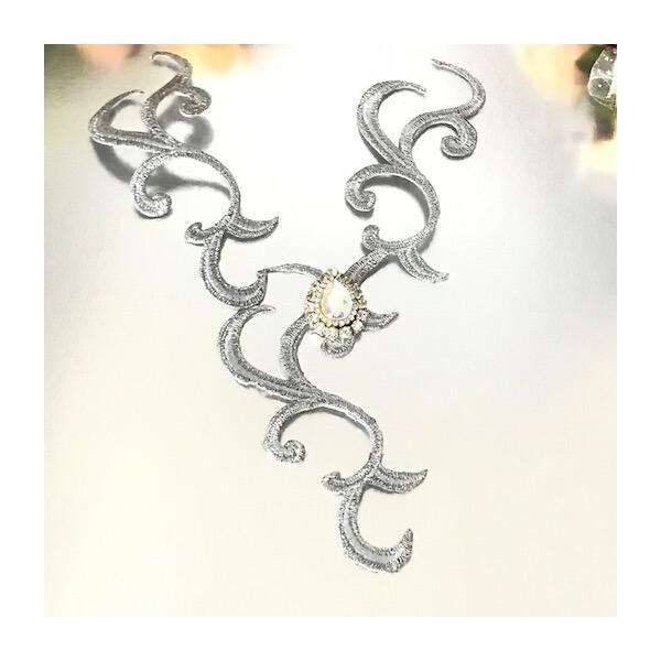 アイロン接着できるシルバーのストーン付きネックライン形のワッペンモチーフになります。新体操、社交ダンス、バトントワリング、レオタード、ベリーダンス、フィギュアスケート、バレエ衣装、ドレス、服飾、ステージ衣装、ハンドメイド材料などにお使いいた...