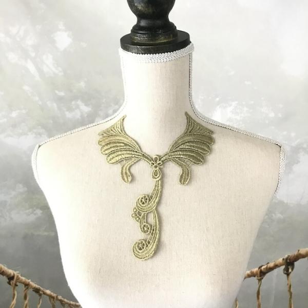 ゴールドのロイヤル模様のネックラインモチーフになります。シンプルなドレス、新体操、社交ダンス、バトントワリング、レオタード、チアダンス、フィギュアスケート、バレエ衣装、ステージ衣装、ハンドメイド制作に使用すると綺麗です。サイズ：H20cm ...