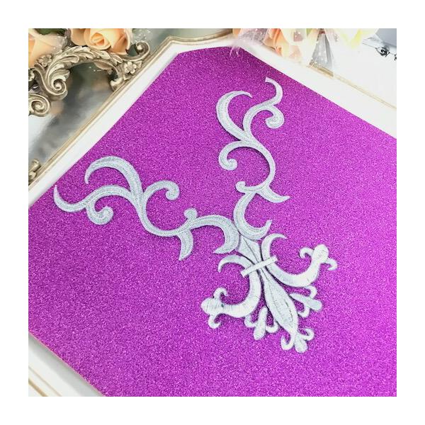 エレガントなシルバーのネックライン形のワッペンモチーフです。新体操、バレエ衣装、レオタード、バトントワリング 、ドレス、ステージ衣装などに飾り付けるモチーフです。レオタードなどに、好きなデザインで貼り付けて、スパンコールとラインストーンを加...