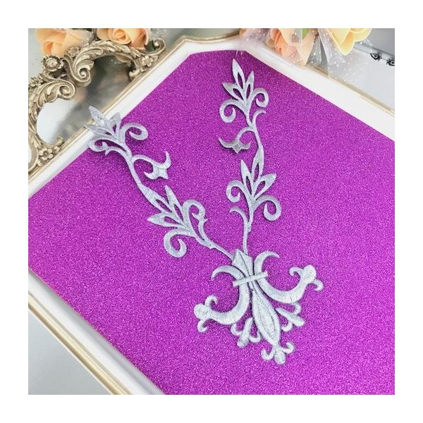 エレガントなシルバーのネックライン形のワッペンモチーフです。新体操、バレエ衣装、レオタード、バトントワリング 、ドレス、ステージ衣装などに飾り付けるモチーフです。レオタードなどに、好きなデザインで貼り付けて、スパンコールとラインストーンを加...