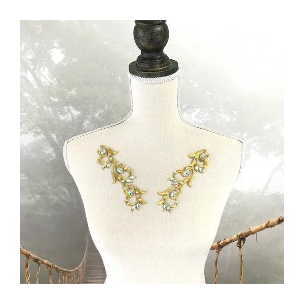 ラインストーン付きゴールドの刺繍ワッペンモチーフセットです。新体操、社交ダンス、バトントワリング、レオタード、ベリーダンス、フィギュアスケート、バレエ衣装、ドレス、ステージ衣装、手作り制作などにお使いいただけます。手縫い、ボンドとアイロンで...