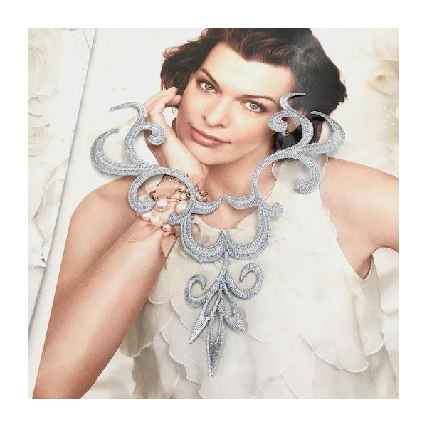 エレガントなスモールサイズのシルバーのネックライン形の刺繍ワッペンモチーフです。新体操、バレエ、レオタード、バトントワリング 、ドレス、ステージ衣装などに飾り付けるモチーフです。レオタードなどの好きな位置に、好きなデザインで貼り付けて、スパ...