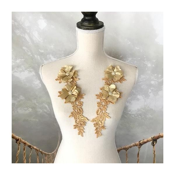 花付きのゴールデンベージュのレースモチーフになります。花の中心はビジューストーン付きです。新体操、社交ダンス、バトントワリング、レオタード、ベリーダンス、フィギュアスケート、バレエ、ドレス、ステージ衣装、手作り制作などにお使いいただけます。...