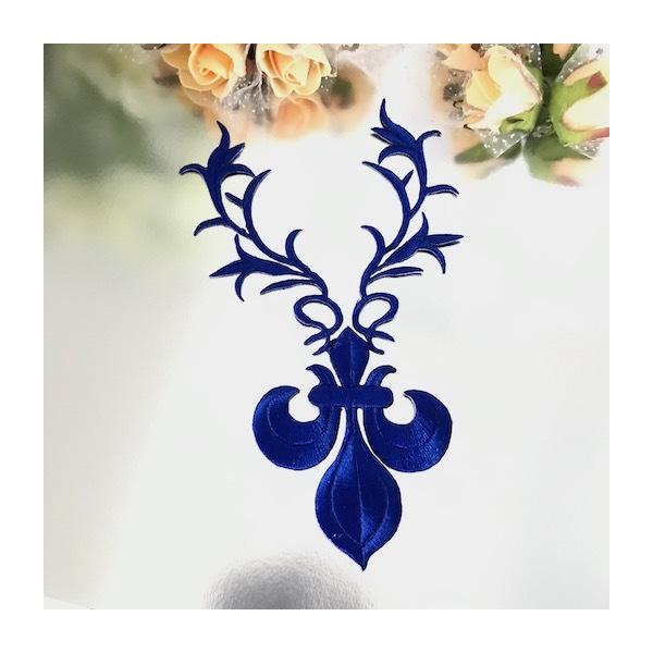 エレガントなロイヤルブルーのネックライン形のワッペンモチーフです。新体操、バレエ、レオタード、バトントワリング 、ドレス、ステージ衣装などに飾り付けるモチーフです。レオタードなどの好きな位置に、好きなデザインで貼り付けて、スパンコールとライ...