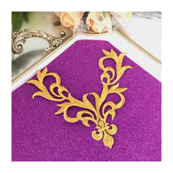 アイロン接着できるゴールドの刺繍ワッペンネックラインモチーフになります。新体操、社交ダンス、バトントワリング、レオタード、ベリーダンス、フィギュアスケート、バレエ衣装、ドレス、ステージ衣装、ハンドメイド材料などにお使いいただけます。アイロン...