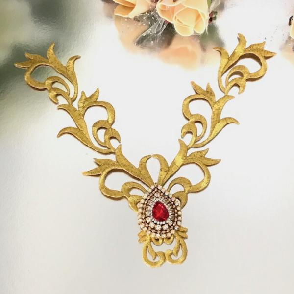 アイロン接着できるゴールドのストーン付きネックライン形のワッペンモチーフになります。新体操、社交ダンス、バトントワリング、レオタード、ベリーダンス、フィギュアスケート、バレエ衣装、ドレス、服飾、ステージ衣装、ハンドメイド材料などにお使いいた...