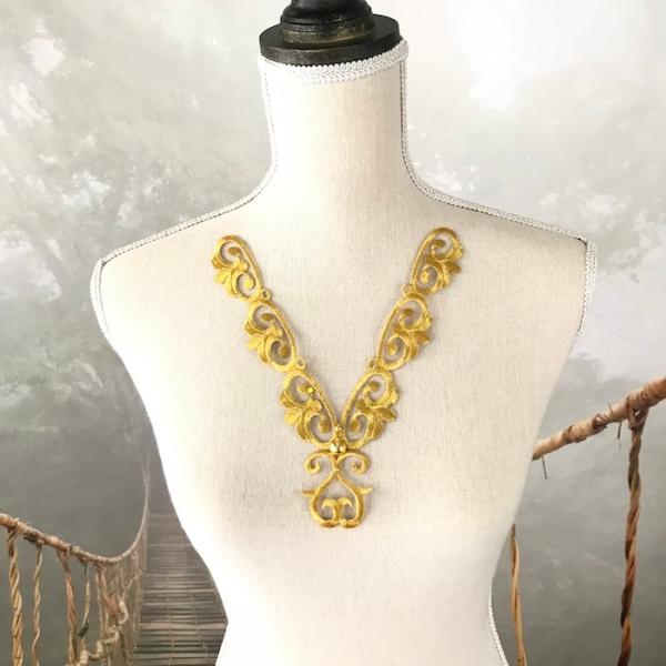 アイロン接着できるゴールドのストーン付きネックライン形のワッペンモチーフになります。新体操、社交ダンス、バトントワリング、レオタード、ベリーダンス、フィギュアスケート、バレエ衣装、ドレス、服飾、ステージ衣装、舞台衣装、ハンドメイド材料などに...