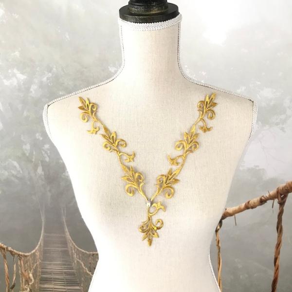 アイロン接着できるゴールドのストーン付きネックライン形のワッペンモチーフになります。新体操、社交ダンス、バトントワリング、レオタード、ベリーダンス、フィギュアスケート、バレエ衣装、ドレス、服飾、ステージ衣装、舞台衣装、ハンドメイド材料などに...