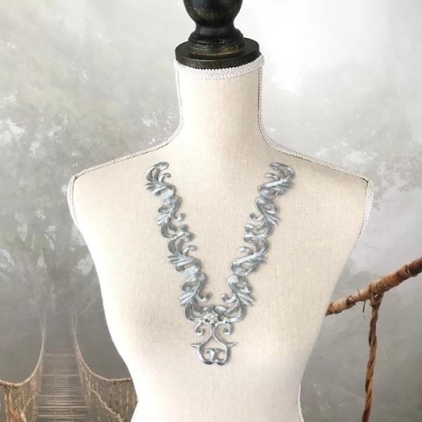 アイロン接着できるシルバーのストーン付きネックライン形のワッペンモチーフになります。新体操、社交ダンス、バトントワリング、レオタード、ベリーダンス、フィギュアスケート、バレエ衣装、ドレス、服飾、ステージ衣装、舞台衣装、ハンドメイド材料などに...