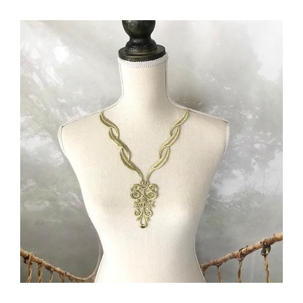 ゴールドのロイヤル模様のネックラインモチーフになります。シンプルなドレス、新体操、社交ダンス、バトントワリング、レオタード、チアダンス、フィギュアスケート、バレエ衣装、ステージ衣装、ハンドメイド制作に使用すると綺麗です。サイズ：H27cm ...