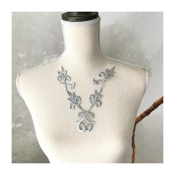 エレガントなスモールサイズのシルバーのネックライン形のワッペンモチーフです。新体操、バレエ、レオタード、バトントワリング 、ドレス、ステージ衣装などに飾り付けるモチーフです。レオタードなどの好きな位置に、好きなデザインで貼り付けて、スパンコ...