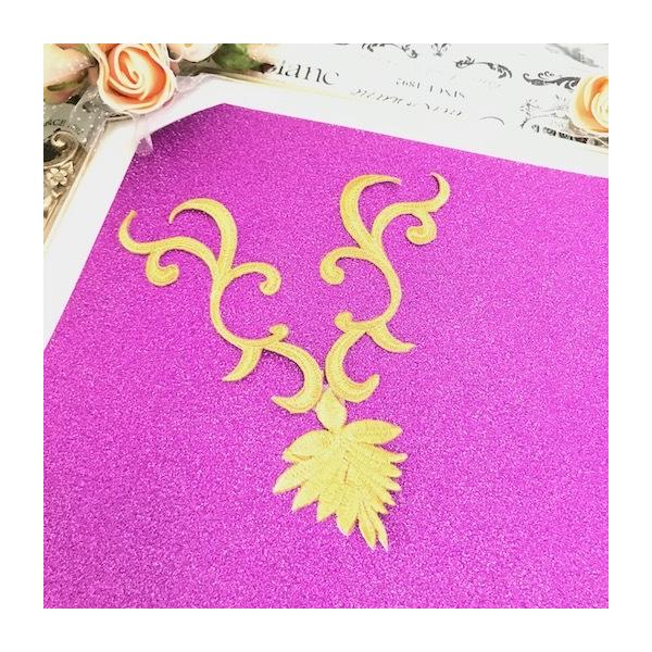 アイロン接着できるゴールドの刺繍ワッペンモチーフになります。新体操、社交ダンス、バトントワリング、レオタード、ベリーダンス、フィギュアスケート、バレエ衣装、ドレス、ステージ衣装、手作り制作などにお使いいただけます。アイロン接着or縫い付けも...