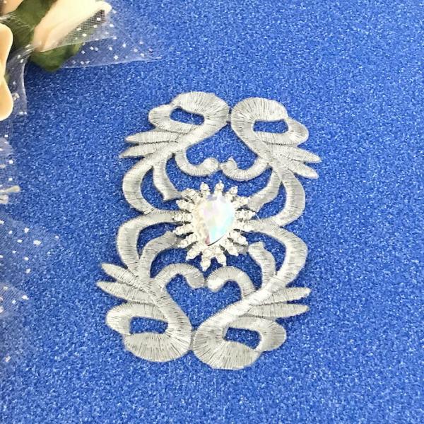 アイロン接着できるビジュー付きシルバーモチーフです。新体操、社交ダンス、バトントワリング、レオタード、ベリーダンス、フィギュアスケート、バレエ衣装、ドレス、服飾、ステージ衣装、舞台衣装、ハンドメイド材料などにお使いいただけます。手縫いとアイ...