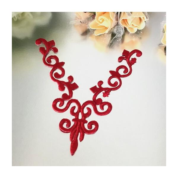 アイロン接着できるレッドのネックライン形のワッペンモチーフです。新体操、社交ダンス、バトントワリング、レオタード、ベリーダンス、フィギュアスケート、バレエ衣装、ドレス、服飾、ステージ衣装、舞台衣装、ハンドメイド材料などにお使いいただけます。...