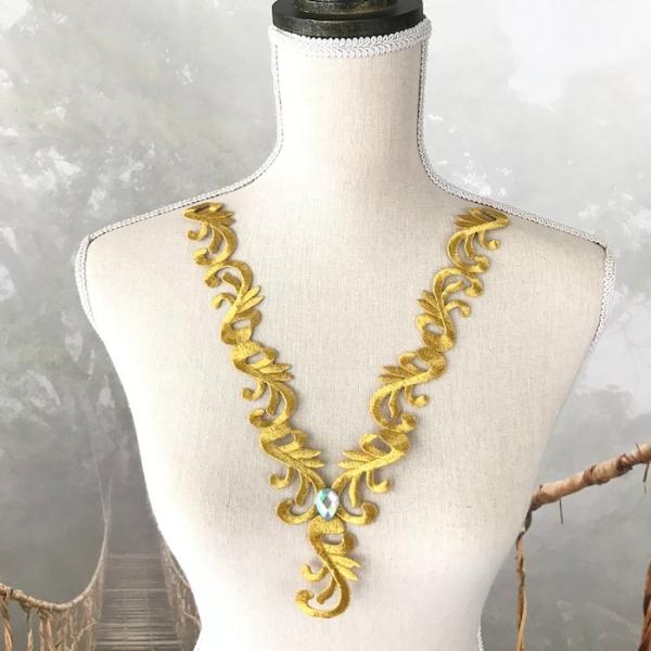 アイロン接着できるゴールドのストーン付きネックライン形のワッペンモチーフになります。新体操、社交ダンス、バトントワリング、レオタード、ベリーダンス、フィギュアスケート、バレエ衣装、ドレス、服飾、ステージ衣装、舞台衣装、ハンドメイド材料などに...