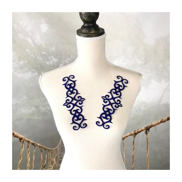 アイロン接着できるブルーの刺繍モチーフセットです。お洋服、ドレス、舞台衣装、バレエコスチューム、小物、バトントワリング、レオタード、服飾、ステージ衣装などにお使い頂けます。※アイロン接着or縫い付けも可能サイズ：H19cm W8cmカラー：...