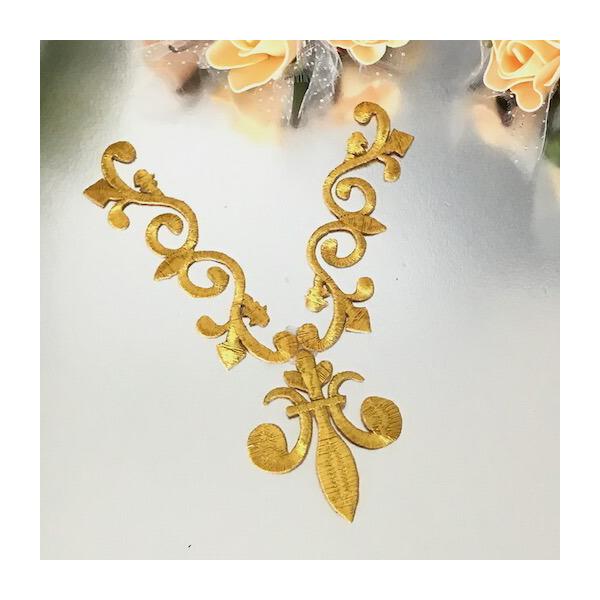 アイロン接着できるゴールドのネックライン形のワッペンモチーフです。新体操、社交ダンス、バトントワリング、レオタード、ベリーダンス、フィギュアスケート、バレエ衣装、ドレス、服飾、ステージ衣装、舞台衣装、ハンドメイド材料などにお使いいただけます...