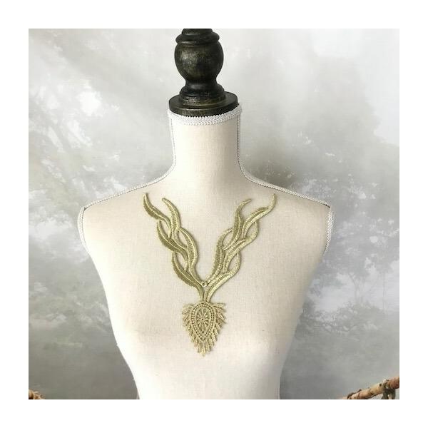 ゴールドのロイヤル模様のネックラインモチーフになります。シンプルなドレス、新体操、社交ダンス、バトントワリング、レオタード、チアダンス、フィギュアスケート、バレエ衣装、ステージ衣装、ハンドメイド制作に使用すると綺麗です。サイズ：H23cm ...