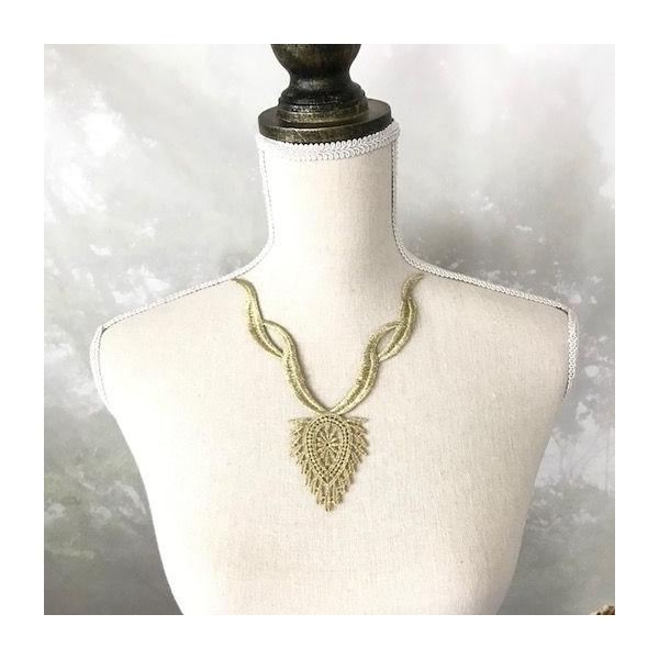 ゴールドの花柄のネックラインレースモチーフになります。シンプルなドレス、新体操、社交ダンス、バトントワリング、レオタード、チアダンス、フィギュアスケート、バレエ、ステージ衣装、ハンドメイド制作に使用すると綺麗です。サイズ：H19cm  W1...