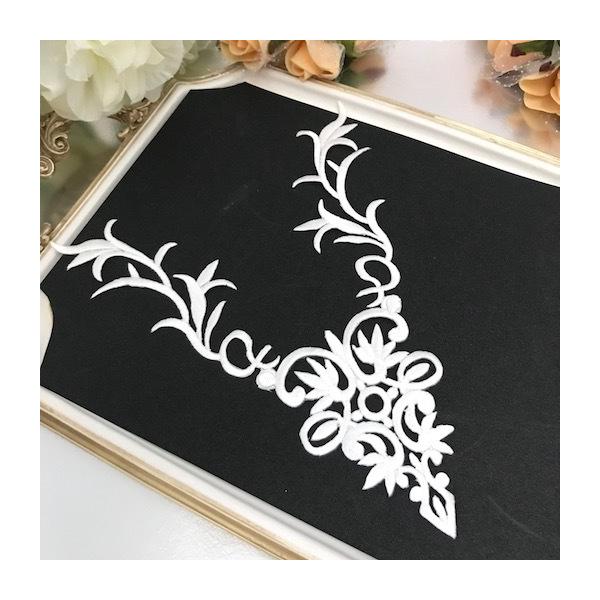 エレガントなホワイトのネックライン形のワッペンモチーフです。新体操、バレエ衣装、レオタード、バトントワリング 、服飾、ドレス、ステージ衣装などに飾り付けるモチーフです。レオタードなどの好きな位置に、好きなデザインで貼り付けて、スパンコールと...