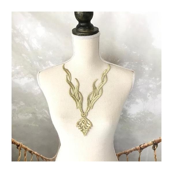 ゴールドのロイヤル模様のネックラインモチーフになります。シンプルなドレス、新体操、社交ダンス、バトントワリング、レオタード、チアダンス、フィギュアスケート、バレエ衣装、ステージ衣装、ハンドメイド制作に使用すると綺麗です。サイズ：H28cm ...