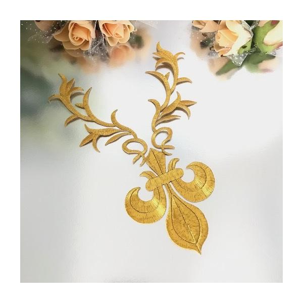 エレガントなゴールドのネックライン形のワッペンモチーフです。新体操、バレエ衣装、レオタード、バトントワリング 、服飾、ステージ衣装などに飾り付けるモチーフです。レオタードなどの好きな位置に、好きなデザインで貼り付けて、スパンコールとラインス...