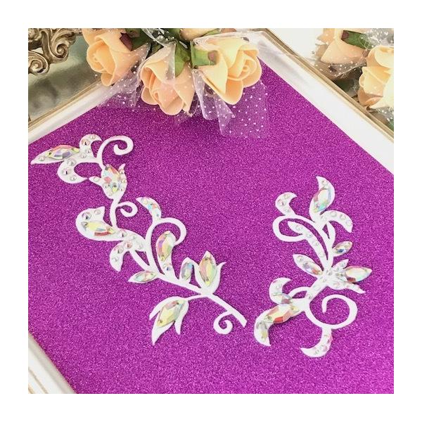 ラインストーン付きホワイトの刺繍ワッペンモチーフセットです。新体操、社交ダンス、バトントワリング、レオタード、ベリーダンス、フィギュアスケート、バレエ衣装、ドレス、ステージ衣装、手作り制作などにお使いいただけます。手縫い、ボンドとアイロンで...