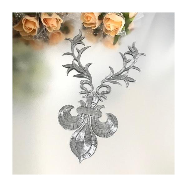 エレガントなシルバーのネックライン形のワッペンモチーフです。新体操、バレエ衣装、レオタード、バトントワリング 、服飾、ステージ衣装などに飾り付けるモチーフです。レオタードなどの好きな位置に、好きなデザインで貼り付けて、スパンコールとラインス...