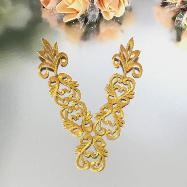 アイロン接着できるゴールドのネックライン形のワッペンモチーフです。新体操、社交ダンス、バトントワリング、レオタード、ベリーダンス、フィギュアスケート、バレエ衣装、ドレス、服飾、ステージ衣装、舞台衣装、ハンドメイド材料などにお使いいただけます...