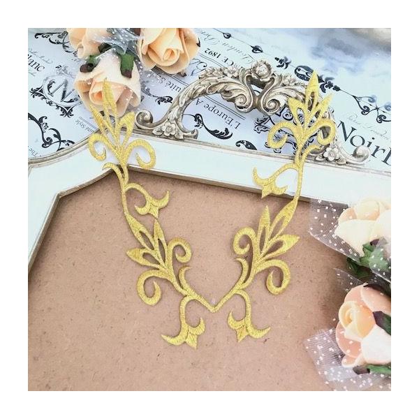 エレガントなゴールドのネックライン形のワッペンモチーフです。新体操、バレエ、レオタード、バトントワリング 、ドレス、ステージ衣装などに飾り付けるモチーフです。レオタードなどの好きな位置に、好きなデザインで貼り付けて、スパンコールとラインスト...