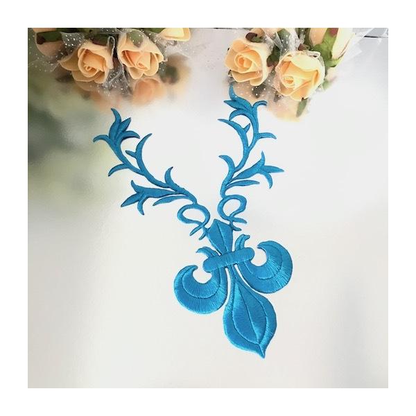 エレガントなターコイズブルーのネックライン形のワッペンモチーフです。新体操、バレエ衣装、レオタード、バトントワリング 、ドレス、ステージ衣装などに飾り付けるモチーフです。レオタードなどの好きな位置に、好きなデザインで貼り付けて、スパンコール...