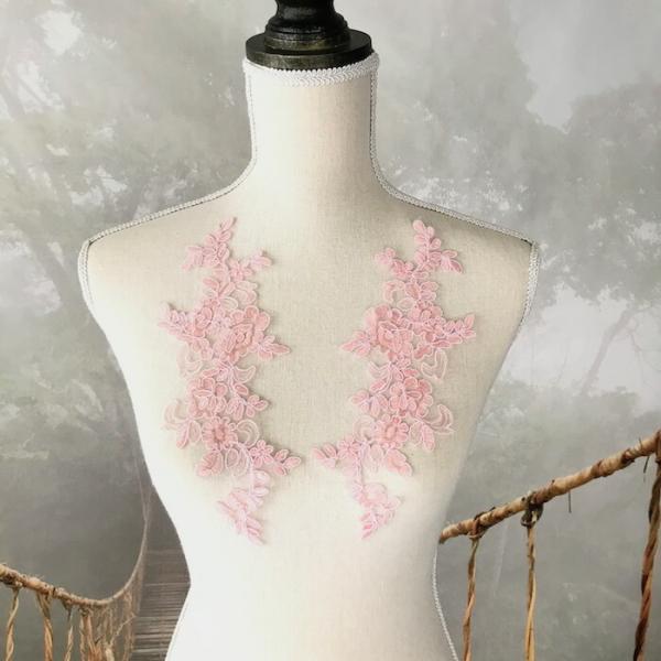 花模様の刺繍チュールモチーフセットになります。新体操、社交ダンス、バトントワリング、レオタード、ベリーダンス、フィギュアスケート、バレエ衣装、ドレス、服飾、ステージ衣装、舞台衣装、ハンドメイド材料などにお使いいただけます。サイズ：H25cm...