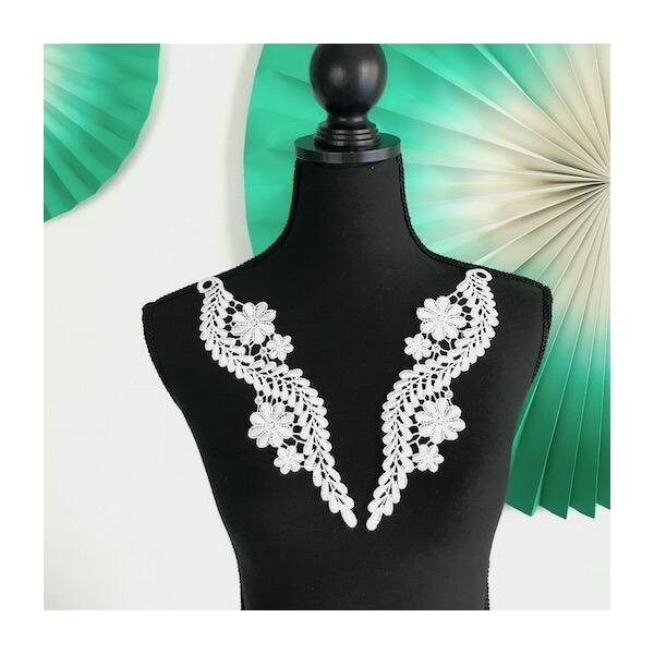 ホワイトの花模様のモチーフレースになります。新体操、社交ダンス、バトントワリング、レオタード、ベリーダンス、フィギュアスケート、バレエ衣装、ドレス、服飾、ステージ衣装、ハンドメイド材料などにお使いいただけます。サイズ：H26cm W6.5c...