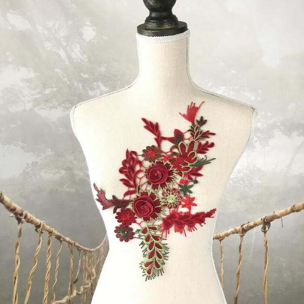 レッド系の花模様のモチーフレースになります。ワンピース、新体操、社交ダンス、バトントワリング、レオタード、ベリーダンス、フィギュアスケート、バレエ衣装、ドレス、服飾、ステージ衣装、舞台衣装、ハンドメイド材料などにお使いいただけます。サイズ：...