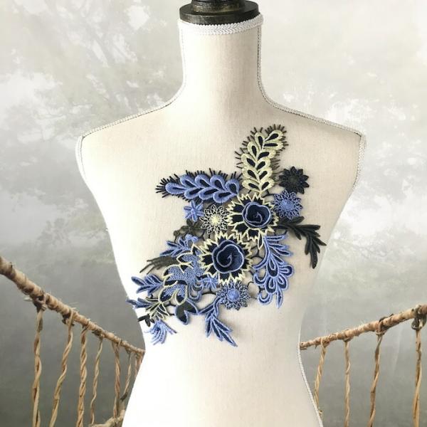 ブルー系の花模様のモチーフレースになります。ワンピース、新体操、社交ダンス、バトントワリング、レオタード、ベリーダンス、フィギュアスケート、バレエ衣装、ドレス、服飾、ステージ衣装、舞台衣装、ハンドメイド材料などにお使いいただけます。サイズ：...