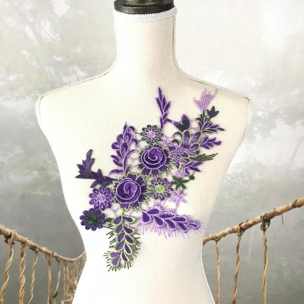 パープル系の花模様のモチーフレースになります。ワンピース、新体操、社交ダンス、バトントワリング、レオタード、ベリーダンス、フィギュアスケート、バレエ衣装、ドレス、服飾、ステージ衣装、舞台衣装、ハンドメイド材料などにお使いいただけます。サイズ...