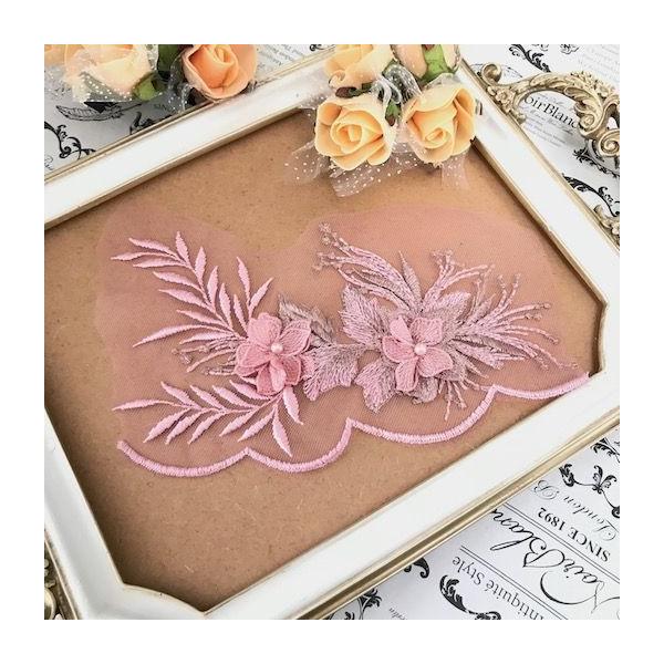チュール生地がベースの3D花のパール付き刺繍モチーフになります。衣装やドレス、お洋服や作品などに縫い付けるだけでワンポイントアクセントとして個性的な仕上がりになります。サイズ：H12cm  W21cmカラー：ピンク系