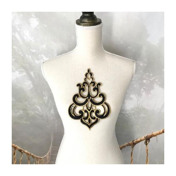 ロイヤルスタイルの衣装用のアイロン接着できるブラックとゴールドの刺繍ワッペンモチーフになります。お洋服と小物の製作はもちろん、バトントワリング、レオタード、ドレス、ステージ衣装などにお使い頂けます。使い方は色々です。※ アイロン接着or縫い...