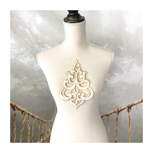 ロイヤルスタイルの衣装用のアイロン接着できるホワイトの刺繍ワッペンモチーフになります。新体操、社交ダンス、バトントワリング、レオタード、ベリーダンス、フィギュアスケート、バレエ、ドレス、ステージ衣装、ハンドメイド材料などにお使いいただけます...