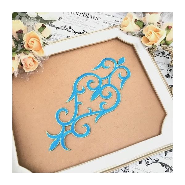 アイロン接着できるブルーの刺繍ワッペンモチーフです。お洋服、ドレス、舞台衣装、小物の製作はもちろん、バトントワリング、レオタード、ドレス、ステージ衣装などにお使い頂けます。※ アイロン接着or縫い付けも可能サイズ：H21cm W9cmカラー...