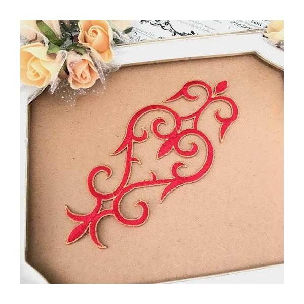 アイロン接着できるレッドの刺繍ワッペンモチーフになります。お洋服、ドレス、舞台衣装、小物の製作はもちろん、バトントワリング、レオタード、ドレス、ステージ衣装などにお使い頂けます。※ アイロン接着or縫い付けも可能サイズ：H21cm W9cm...